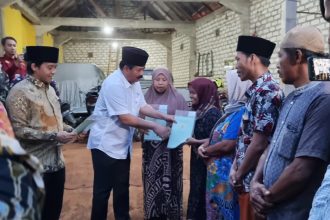 Menteri ATR/BPN Hadi Tjahjanto saat membagikan sertifikat door to door | dok/foto: Istimewa