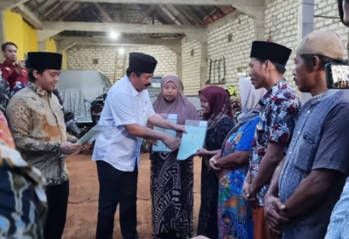 Menteri ATR/BPN Hadi Tjahjanto saat membagikan sertifikat door to door | dok/foto: Istimewa
