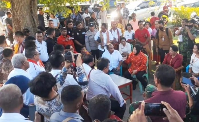 Menteri Sosial Tri Rismaharini saat berinteraksi dengan warga Malaka, Nusa Tenggara Timur (NTT), Jumat (16/6/2023) | dok/foto: Istimewa