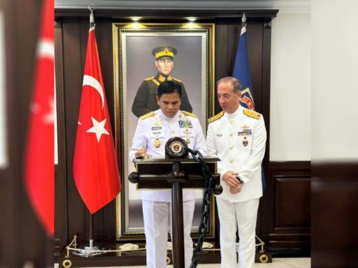 Kasal Laksamana TNI Muhammad Ali (kiri) saat kunjungan kerja di Turkish Naval HQ, Ankara | dok/foto: Dispenal