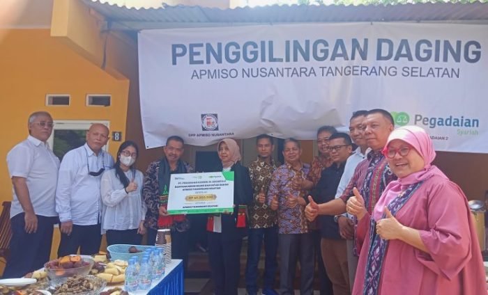 Penyerahan bantuan mesin giling daging ke pedagang bakso | dok/foto: Istimewa