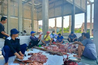Warga Medokan Ayu Utara VIII-E, Kecamatan Rungkut, Surabaya, melakukan pemotongan hewan kurban di Masjid Al-Mubarok, Kamis (29/6/2023) | dok/foto: Ist/Bicara Indonesia