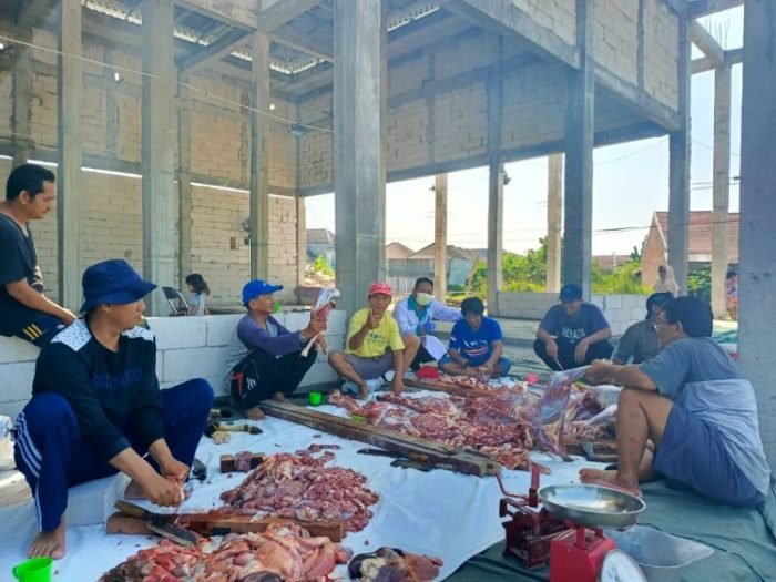 Warga Medokan Ayu Utara VIII-E, Kecamatan Rungkut, Surabaya, melakukan pemotongan hewan kurban di Masjid Al-Mubarok, Kamis (29/6/2023) | dok/foto: Ist/Bicara Indonesia