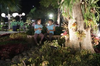 Dua anak terlihat tengah duduk bersantai saat acara perayaan Hari Jadi Kota Surabaya (HJKS) ke-730 di Taman Surya, Rabu (31/5/2023) malam | dok/foto: Diskominfo Surabaya