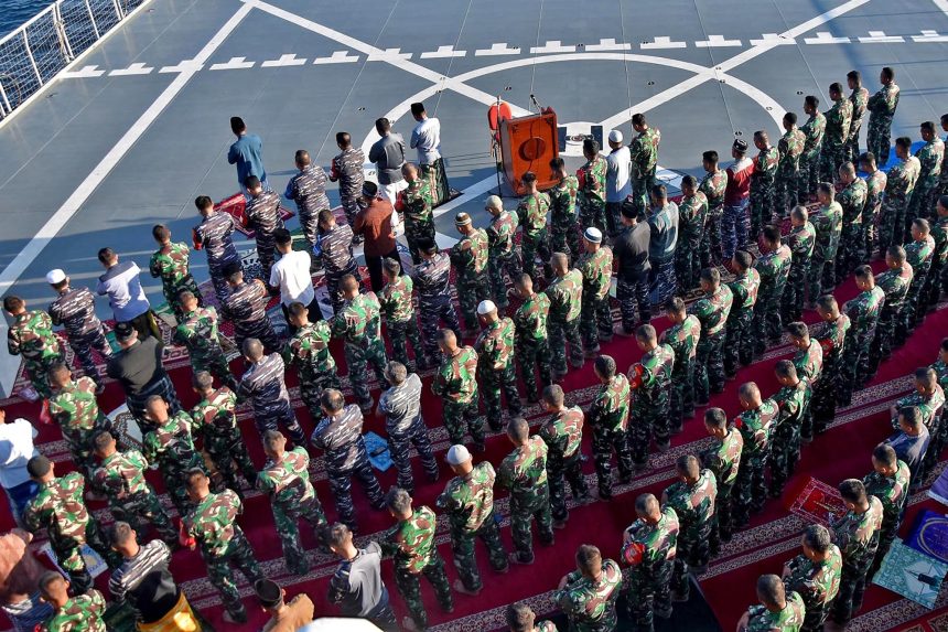 Pelaksanaan Salat Iduladha di KRI Surabaya-591 pada Kamis (29/06/2023) | dok/foto: Dispen Kormar