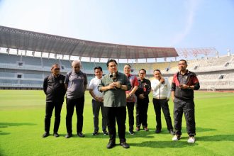 Ketua Umum PSSI, Erick Thohir saat meninjau Stadion Gelora Bung Tomo Surabaya, Selasa (6/6/2023) | dok/foto: Diskominfo Surabaya