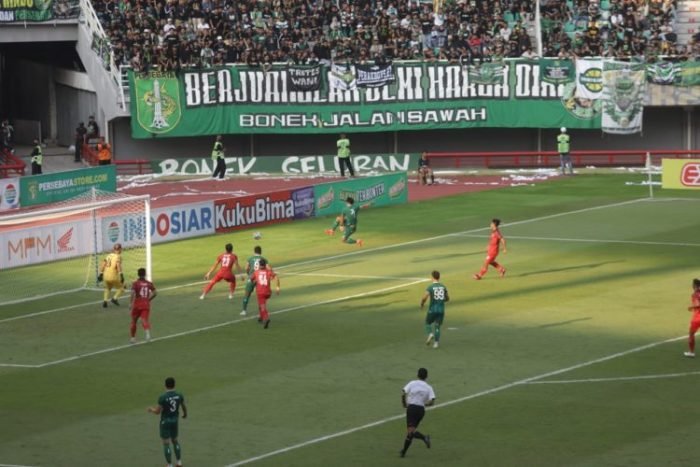 Laga uji coba pertandingan Persebaya Surabaya Vs Persija Jakarta di Stadion GBT, Minggu (18/6/2023) sore | dok/foto: Diskominfo Surabaya