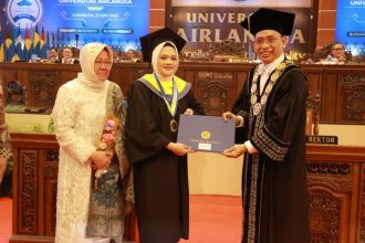 Menteri Sosial RI Tri Rismaharini saat menghadiri wisuda S-2 putrinya | source: Humas UNAIR