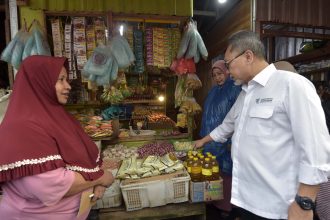 Mendag Zulkifli Hasan saat meninjau Pasar Mardika di Kota Ambon, Maluku, Minggu (18/6/2023) | dok/foto: Humas Kemendag