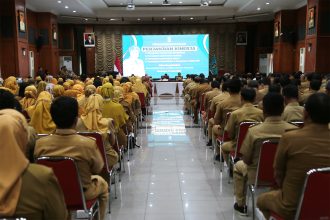 Acara penandatanganan perjanjian kinerja di Graha Sawunggaling, Lantai 6 Gedung Pemkot Surabaya, Senin (12/6/2023) | dok/foto: Diskominfo Surabaya