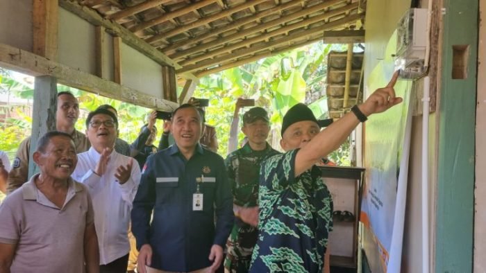 Penyambungan listrik gratis di Majalengka, Jawa Barat | dok/foto: Humas PLN