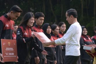 Presiden Jokowi memberikan bonus pada atlet, pelatih, dan asisten pelatih peraih medali di SEA Games Kamboja di halaman depan Istana Merdeka, Jakarta, Senin (5/06/2023)| dok/foto: Humas Setkab