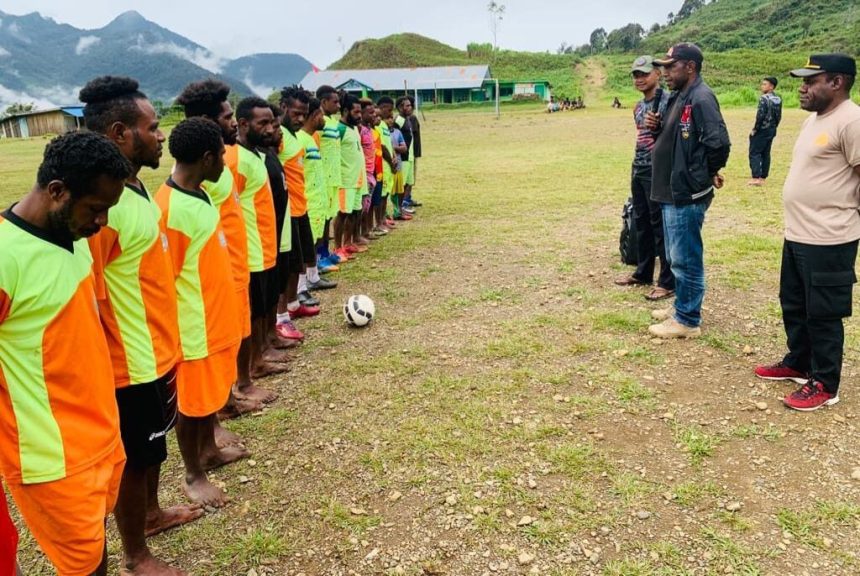 Turnamen sepakbola untuk masyarakat umum di Distrik Okbibab, Kabupaten Pegunungan Bintang, Papua, Sabtu (24/6/2023) | source: Dispenad