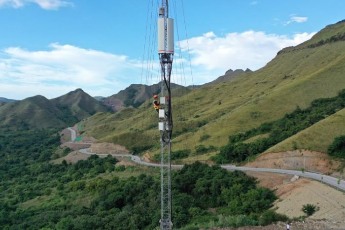 Pekerja memeriksa 'compact mobile BTS' di Desa Golo Mori, Labuan Bajo, Manggarai Barat, NTT, Kamis (4/5/2023) | dok/foto: Antara/Zabur Karuru