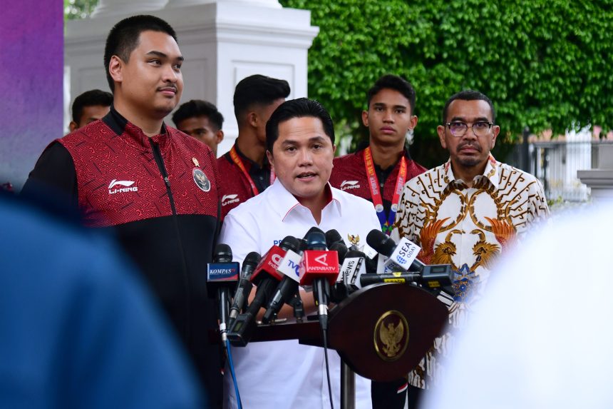 Tengah: Ketua PSSI, Erick Thohir saat memberikan keterangan di Kompleks Istana Kepresidenan, Jakarta, Senin, 5 Juni 2023 | dok/foto: BPMI Setpres