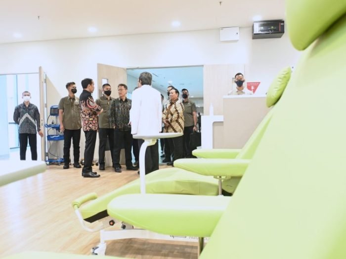 Presiden Joko Widodo saat meninjau sejumlah fasilitas dan peralatan di Rumah Sakit Tzu Chi Hospital, Jakarta, Rabu, 14 Juni 2023 | dok/foto: BPMI Setpres