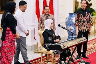 Putri Ariani saat menyanyikan dua lagu dengan diiringi keyboard di hadapan Presiden Joko Widodo | dok/foto: BPMI Setpres