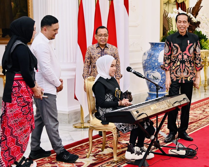 Putri Ariani saat menyanyikan dua lagu dengan diiringi keyboard di hadapan Presiden Joko Widodo | dok/foto: BPMI Setpres