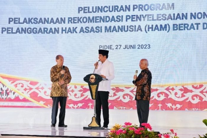 Presiden Joko Widodo dalam peluncuran program pelaksanaan rekomendasi penyelesaian non-yudisial pelanggaran HAM berat di Kabupaten Pidie, Aceh, Selasa (27/6/2023) | dok/foto: BPMI Setpres