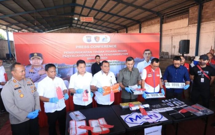 Konferensi pers di gudang penyimpanan BBM tempat kejadian perkara, di Jalan Yos Sudarso Pasuruan, Jatim, Selasa (11/6/2023) | Source: Humas Polri