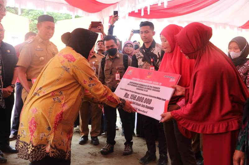 Menteri Sosial Tri Rismaharini saat menyerahkan bantuan untuk korban kebakaran di TPA Puuwatu, Kota Kendari, Selasa (18/7/2023) | Kredit Foto: Humas Kemensos