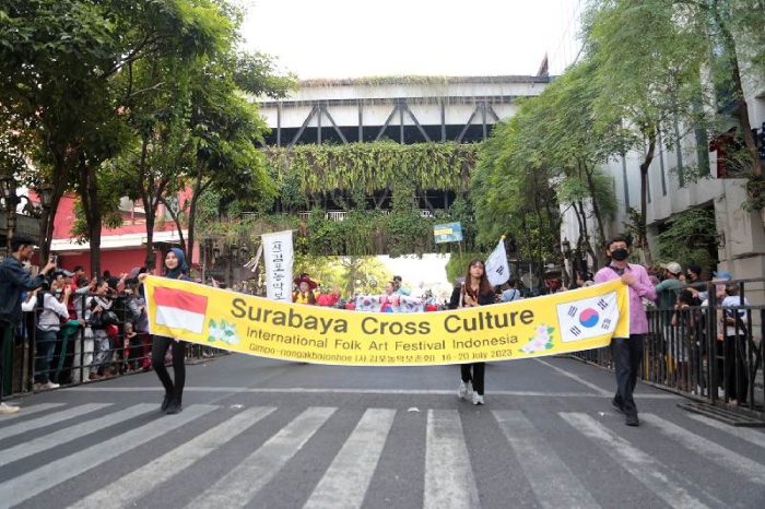 Surabaya Cross Culture International Folk Art Festival (SCCIFAF) di Jalan Tunjungan Surabaya, Minggu (16/7/2023) | Kredit Foto: Pemkot Surabaya