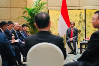 Presiden Jokowi menggelar pertemuan bisnis bersama Kamar Dagang Indonesia di Tiongkok (INACHAM) dan sejumlah pengusaha Tiongkok di Chengdu, RRT, Jumat, 28 Juli 2023 | Kredit Foto: BPMI Setpres