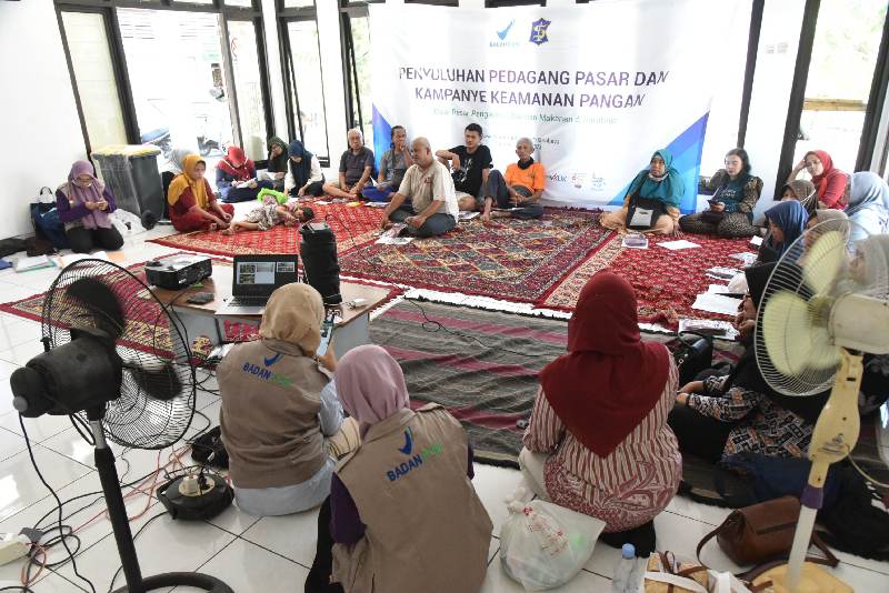 Kegiatan penyuluhan keamanan pangan kepada pedagang Pasar Nambangan Surabaya, Jumat, 21 Juli 2023 | Kredit Foto: Pemkot Surabaya
