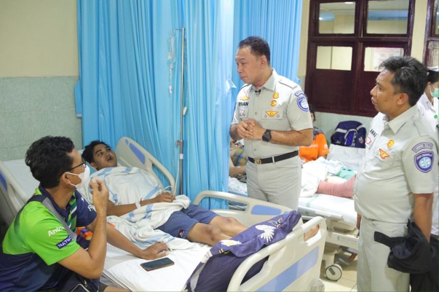 Direktur Utama Jasa Raharja Rivan A. Purwantono (tengah) saat melakukan kunjungan ke RSUP Prof. Dr. R.D. Kandou Manado, Sulawesi Tenggara, Rabu (21/062023) | Kredit foto: Humas Jasa Raharja