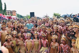 Presiden Joko Widodo saat foto bersama anak-anak Papua | dok/foto: BPMI Setpres