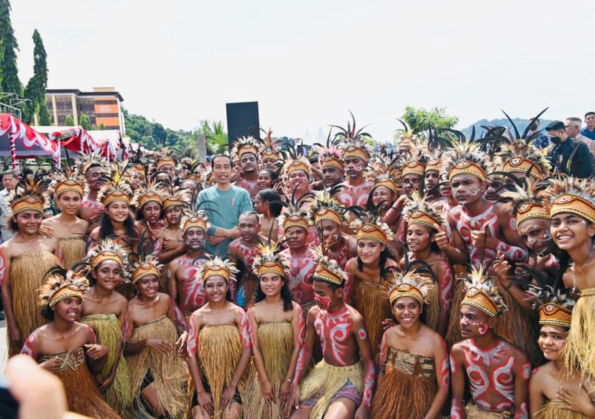 Presiden Joko Widodo saat foto bersama anak-anak Papua | dok/foto: BPMI Setpres
