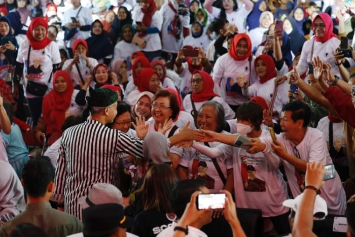 Ganjar Pranowo saat menyapa emak-emak di Jawa Timur, Jumat (7/7/2023) | dok/foto: Ist/Tim Media Ganjar Pranowo