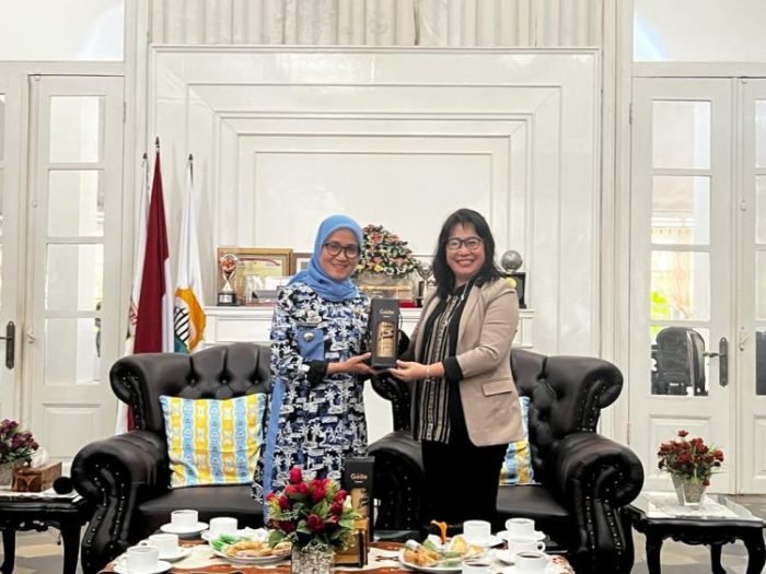 Pemimpin PT Pegadaian Kanwil IX Jakarta 2, Endang Pertiwi (kanan), menyerahkan cinderamata ke Bupati Lebak, Iti Octavia Jayabaya usai audiensi di Gedung Negara Kabupaten Lebak, Jumat (7/7/2023).