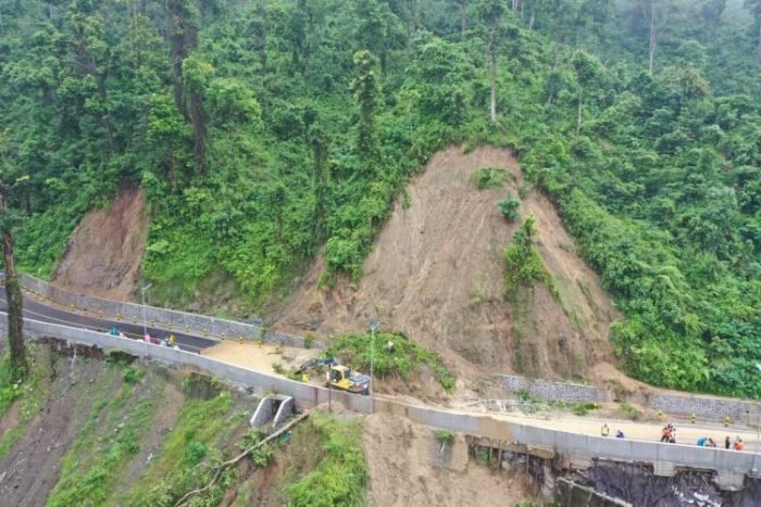Tanah longsor yang terjadi di KM 58 Jalur Piket Nol, Desa Sumbermujur, Kecamatan Candipuro, Lumajang, Jumat (7/7/2023) | Kredit foto: Kominfo Lumajang