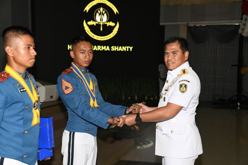 Kasal Laksamana TNI Muhammad Ali (kanan) saat memimpin Upacara Tupdik dan Wisuda taruna-taruni AAL ke-68 Tahun 2023 | Kredit foto: Bagpen AAL