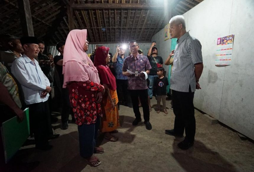 Gubernur Jateng Ganjar Pranowo saat tiba di rumah warga Desa Sanggang, Kecamatan Bulu, Sukoharjo | dok/foto: Tim Media Ganjar Pranowo