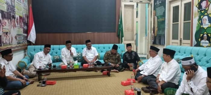 Pengurus DMI dan PCNU Surabaya saat bertemu di Kantor PCNU Surabaya, Jalan Bubutan Gang VI, Surabaya, Sabtu 15 Juli 2023 | Kredit foto: Humas DMI Surabaya