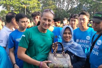 Menparekraf Sandiaga Uno saat bertemu pelaku UMKM di Taman Bungkul Surabaya, Sabtu (15/7/2023) | Kredit foto: T1/Bicaraindonesia.id