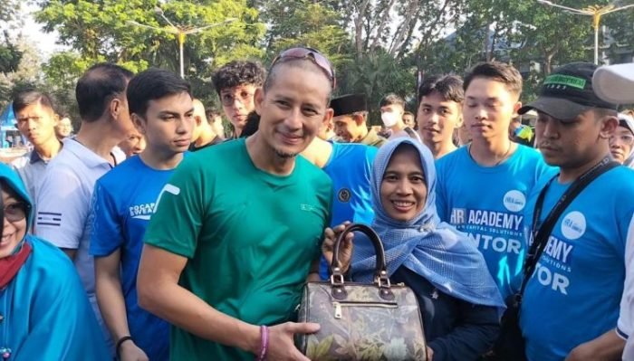 Menparekraf Sandiaga Uno saat bertemu pelaku UMKM di Taman Bungkul Surabaya, Sabtu (15/7/2023) | Kredit foto: T1/Bicaraindonesia.id