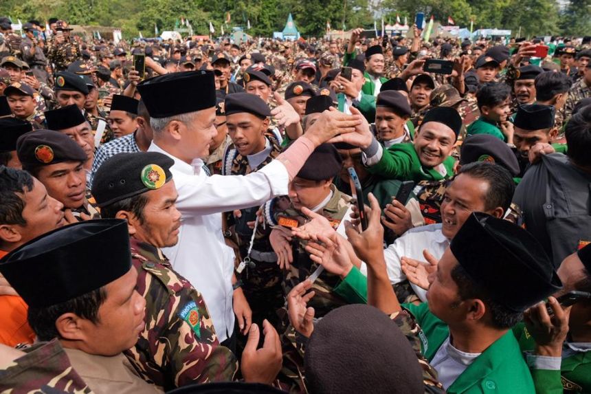 Gubernur Jateng, Ganjar Pranowo saat menghadiri Kemah Bhakti PC GP Ansor Kabupaten Wonosobo di Lapangan Kalianget, Wonosobo, Jawa Tengah, Sabtu (15/7/2023) | Kredit foto: Tim Media Ganjar Pranowo