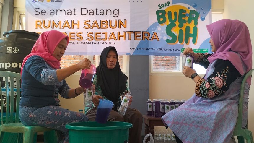 Proses pembuatan deterjen di RPK Rumah Sabun Tandes Sejahtera, Surabaya, Selasa (18/7/2023) | Kredit Foto: T1/Bicaraindonesia.id