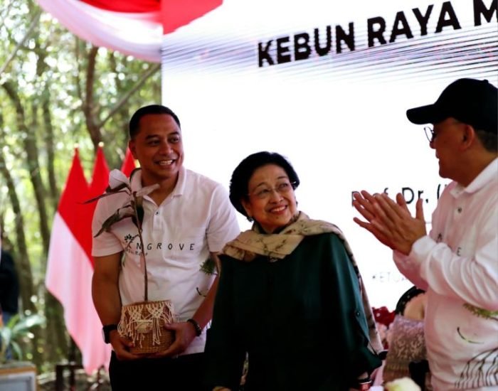 Wali Kota Eri Cahyadi mendampingi Dewan Pengarah BRIN Megawati Soekarnoputri dalam peresmian Kebun Raya Mangrove Surabaya, Rabu 26 Juli 2023 | Istimewa