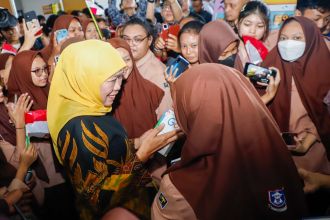 Gubernur Jawa Timur Khofifah Indar Parawansa saat menghadiri pembukaan pameran buku di Jatim Expo Surabaya, Jumat, 28 Juli 2023 | Kredit Foto: Biro Adpim Pemprov Jatim