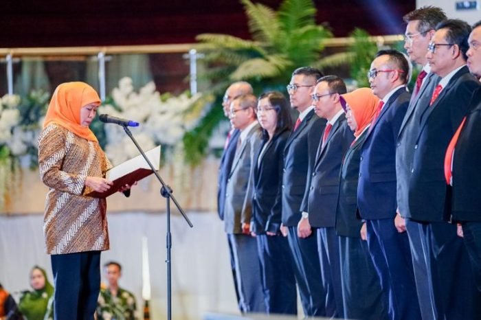 Gubernur Jawa Timur Khofifah Indar Parawansa saat mengukuhkan Forum Industri Hijau, Jumat, 28 Juli 2023 | Kredit Foto: Biro Adpim Pemprov Jatim