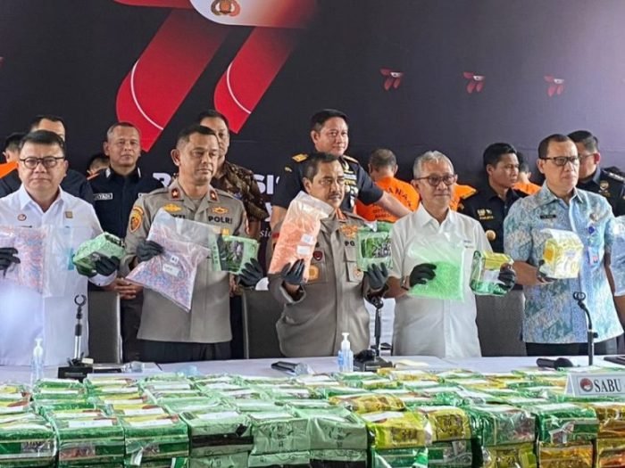 Konferensi pers ungkap kasus peredaran sabu dan ekstasi, Jumat (30/6/2023) | kredit foto: Humas Polri