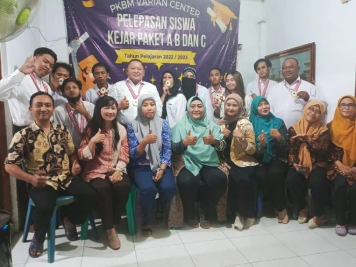 Acara pelepasan siswa/siswi PKBM Varian Center Surabaya tahun ajaran 2022/2023 pada Senin (3/7/2023) malam | dok/foto: Istimewa