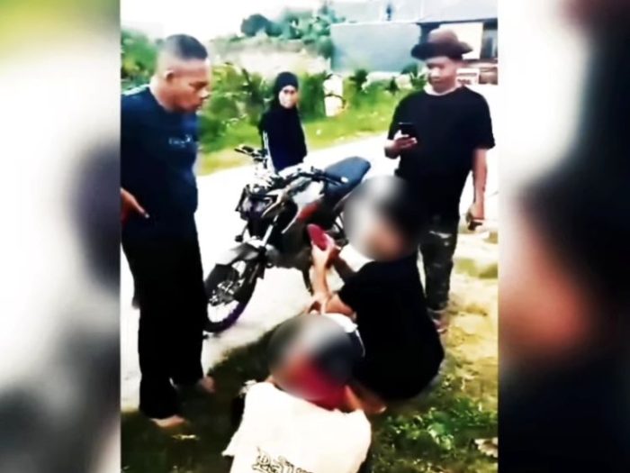 Dua orang terduga pelaku saat diamankan Babinsa Kodim 1417/Kendari bersama warga | source: istimewa