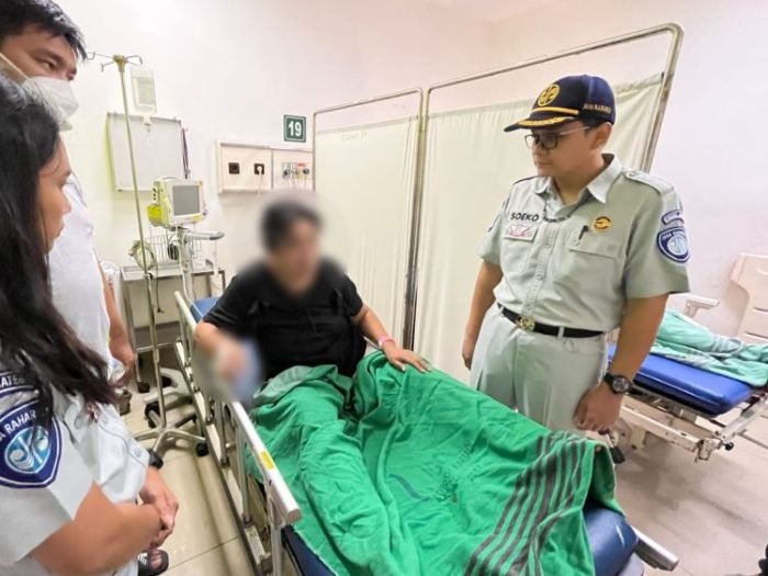 Petugas Jasa Raharja saat menjenguk korban kecelakaan KA Brantas di RSUD Kariadi Semarang | Kredit Foto: Humas Jasa Raharja