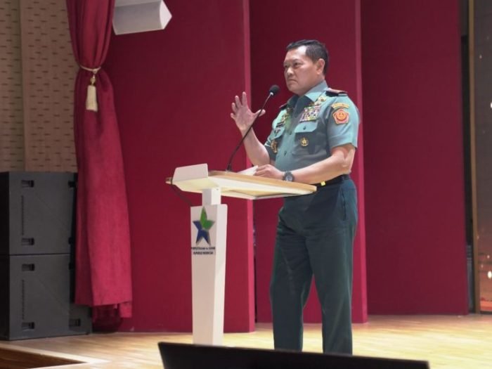 Panglima TNI Laksamana Yudo Margono dalam acara launching buku yang berlangsung di Perpusnas, Jakarta Pusat, Selasa, 25 Juli 2023 | Kredit Foto: Puspen TNI