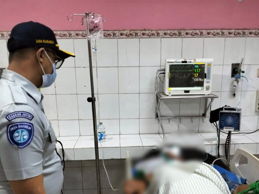 Petugas dari Jasa Raharja saat menjenguk korban Laka di RSUD Jombang | dok/foto: Humas Jasa Raharja